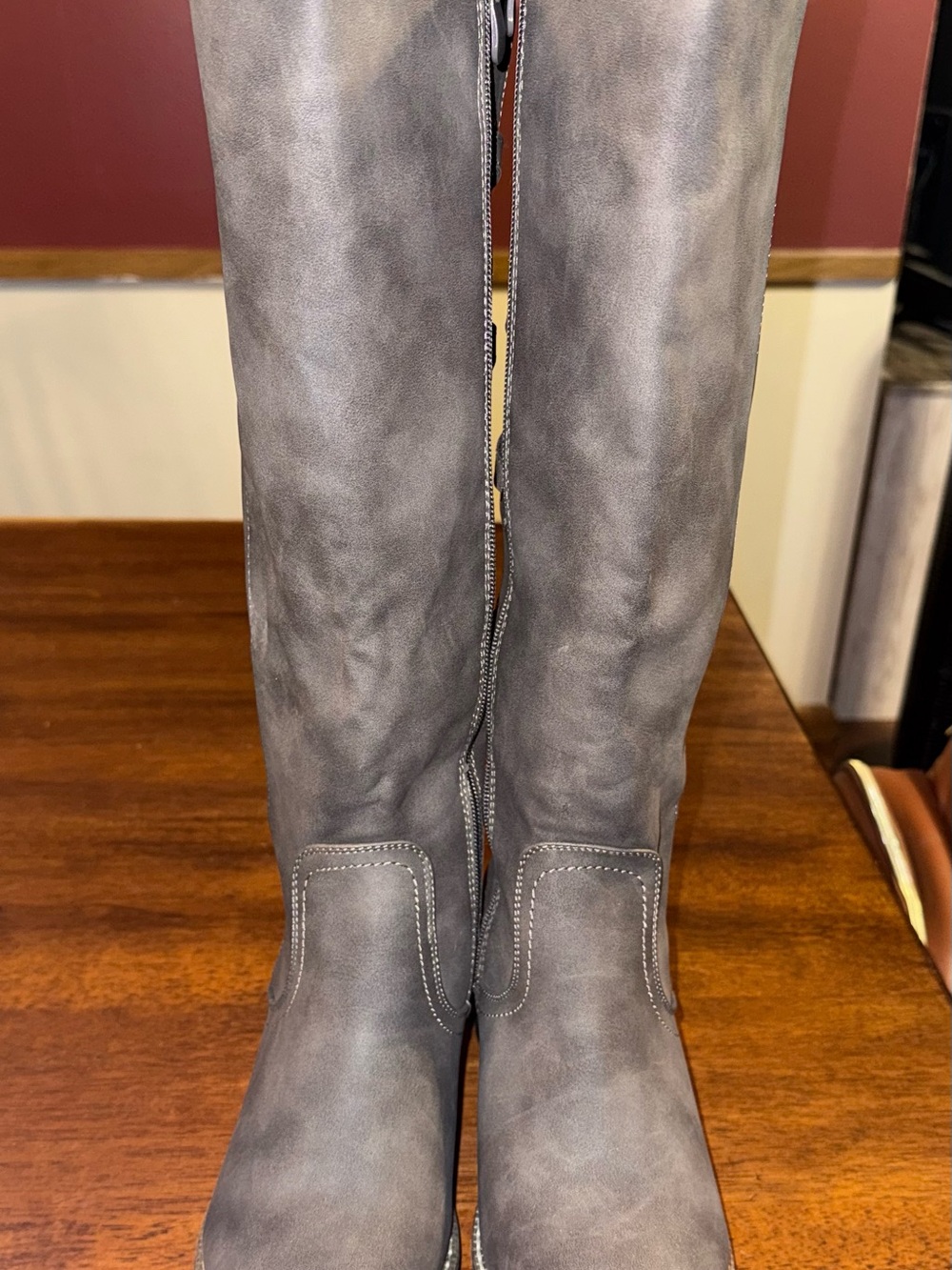 Global Win Gray Leather-Effect Boots